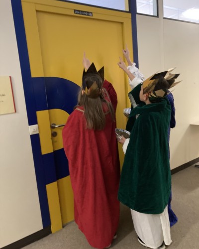 Die Sternsinger aus der St. Martin-Schule besuchen die Mittelschule Lindenberg