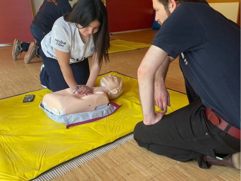 Erste-Hilfe-Kurs für Schülerinnen und Schüler der Mittelschule – Ein wichtiger Schritt für mehr Sicherheit
