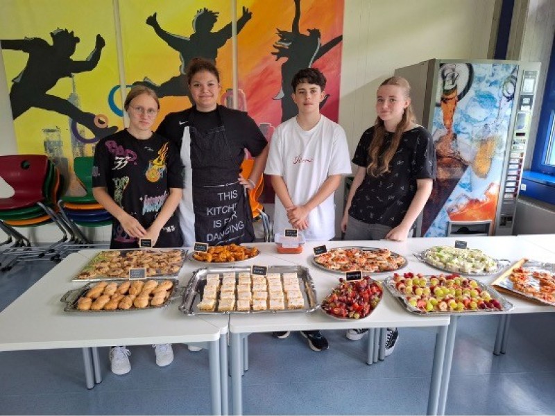 Klasse 8b kocht für einen guten Zweck